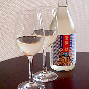 日本酒をワイングラスで飲む